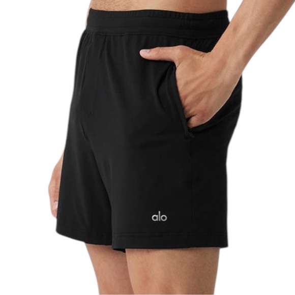 NWT Alo Yoga Mens 7" Conquer React Performance Short size Small in Black - Picture 3 of 9